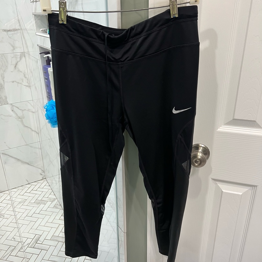 Nike active leggings with mesh panels, sz L